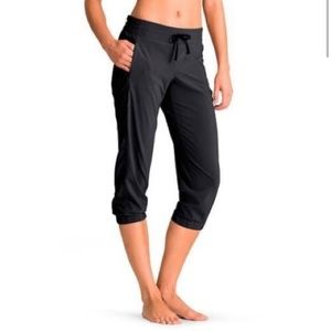 Athleta | Capri Crop Light Weight Black Pants